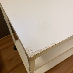 大きめな白いワゴンですの画像