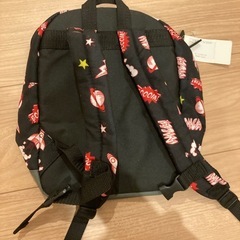 【新品未使用】べべ　男の子向けリュックサック　宇宙柄、ロケット柄　黒の画像