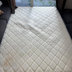 ダブルベッドフレームとマットレス
の画像