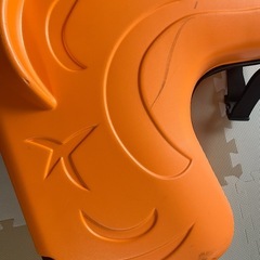 子どもが乗れるキャリーケースの画像