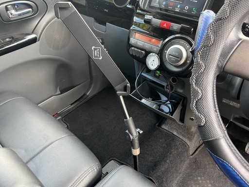 車内でパッドを固定する装置