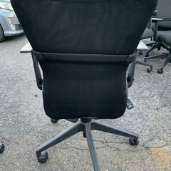 事務椅子一脚の画像