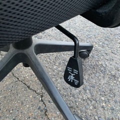 事務椅子一脚の画像