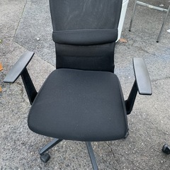 事務椅子一脚の画像