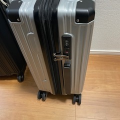 キャリーケース　シルバー未使用　
2個セット売り   の画像