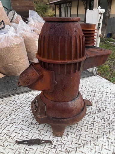 天狗マークのダルマ型（鉄鋳物）薪ストーブ