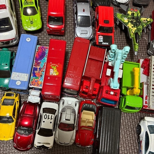 働く車類