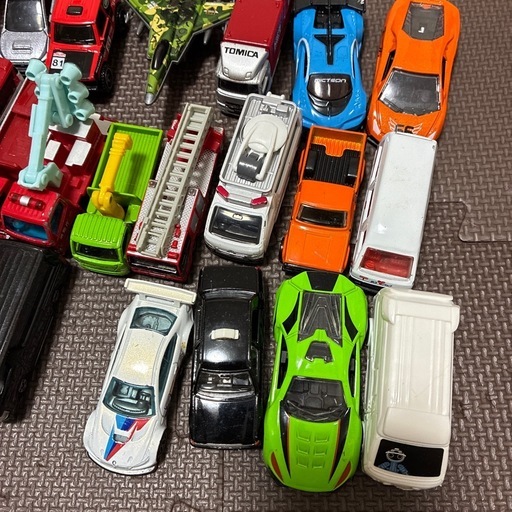 働く車類