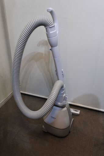 2024年製購入後間もない掃除機、日立CV-KV70L　2.6kg　仕事量６００W CV-KV70L-W(ホワイト)　かるパック 紙パック式クリーナー