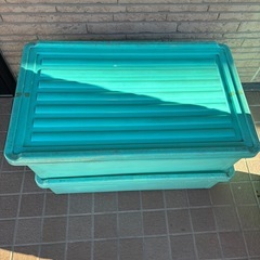 金庫とプラスチックケース 庭グッズ収納やガーデニング等にの画像