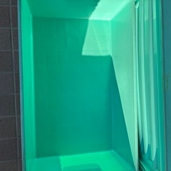 金庫とプラスチックケース 庭グッズ収納やガーデニング等にの画像