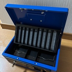 金庫とプラスチックケース 庭グッズ収納やガーデニング等にの画像