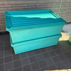 金庫とプラスチックケース 庭グッズ収納やガーデニング等にの画像