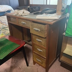 アンティーク家具や、古い書記や文献、
ブラウン管テレビ、ラジオ、ガスストーブ、陶器や花瓶、掘り出し物、時代物棚、農工具、脱穀機などなど掘り出し物多数！かなり昔からある古民家より掘り出し物や家具類 の画像