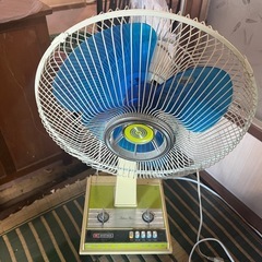 アンティーク家具や、古い書記や文献、
ブラウン管テレビ、ラジオ、ガスストーブ、陶器や花瓶、掘り出し物、時代物棚、農工具、脱穀機などなど掘り出し物多数！かなり昔からある古民家より掘り出し物や家具類 の画像