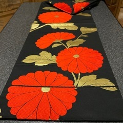 正絹 名古屋帯 黒地に大輪の赤い花模様 刺繍柄の画像