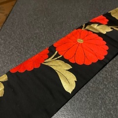 正絹 名古屋帯 黒地に大輪の赤い花模様 刺繍柄の画像