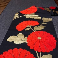 正絹 名古屋帯 黒地に大輪の赤い花模様 刺繍柄の画像