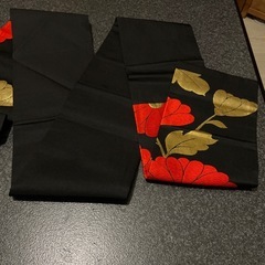 正絹 名古屋帯 黒地に大輪の赤い花模様 刺繍柄の画像