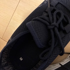 スニーカー紺色の画像