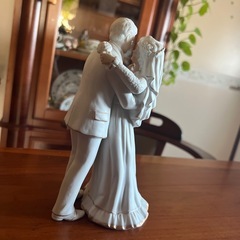 ブライダルカップルの白い陶器のフィギュリンの画像