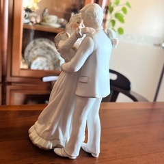 ブライダルカップルの白い陶器のフィギュリンの画像