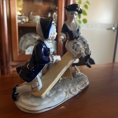 Demainドマンの陶器製人形。シーソー置物の画像