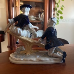 Demainドマンの陶器製人形。シーソー置物の画像