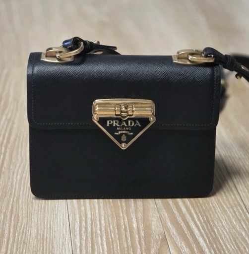 プラダ 三角ロゴ サフィアーノ クロスバッグ 販売します