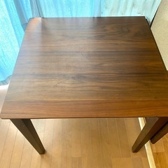 ダイニングテーブルの画像