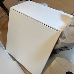 【無料】テーブルと椅子２脚の画像