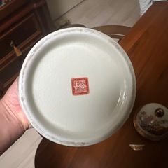 美濃焼 柴田陶器 華やかな孔雀と菊の絵陶磁器 蓋付花瓶 骨董品の画像