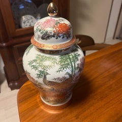 美濃焼 柴田陶器 華やかな孔雀と菊の絵陶磁器 蓋付花瓶 骨董品の画像
