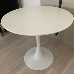 ラウンドテーブル　カフェテーブルの画像