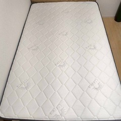 セミダブルベッド　フレーム電源宮付き、マットレス付きの画像