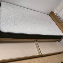 セミダブルベッド　フレーム電源宮付き、マットレス付きの画像