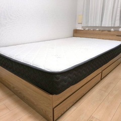 セミダブルベッド　フレーム電源宮付き、マットレス付きの画像