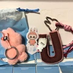 U ラブブ イニシャル アルファベット キーホルダー ぬいぐるみペンダントの画像