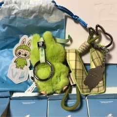 V ラブブ イニシャル アルファベット キーホルダー ぬいぐるみペンダントの画像