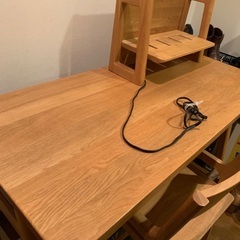 KEYUCAの木製の机と椅子のセットの画像