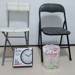 イス、ホワイトと黒、２台　　壁掛け時計の画像