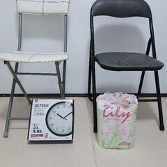 イス、ホワイトと黒、２台　　壁掛け時計の画像