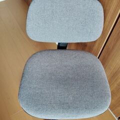 仕事、学習用椅子の画像