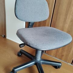 仕事、学習用椅子の画像