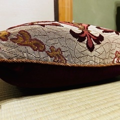 【あげます】アンティーク風クッション【タダ】の画像