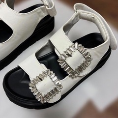 VIS 軽量ビジューバックル厚底フットベットサンダルの画像