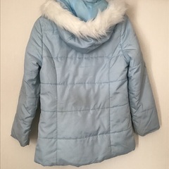 ファー付きフードの水色中綿コート140の画像
