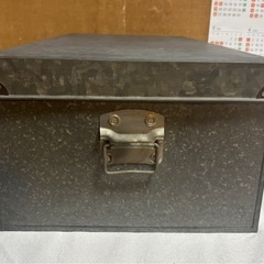 アンティークなブリキの衣装ケース（取手シルバー）の画像