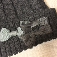 ベビーニット帽 ブラック リボン付き の画像