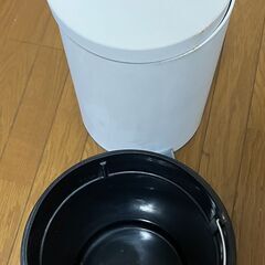 ゴミ箱(ペダル開閉可能)の画像